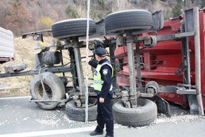 Slika PU_I/vijesti/2017/prometna nesreća kamion.JPG